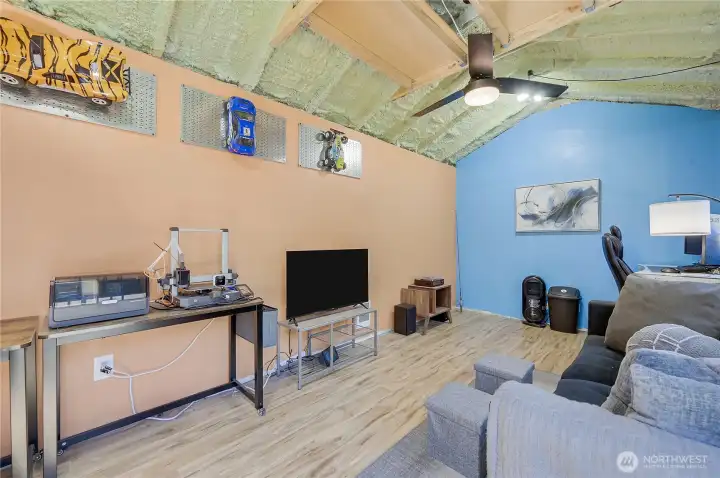 Office/Hobby Outbuilding with full power.