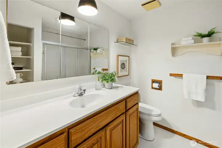 The shared hallway bathroom is centrally located and easy to access for guests. The shared hallway bathroom is centrally located and easy to access for guests.