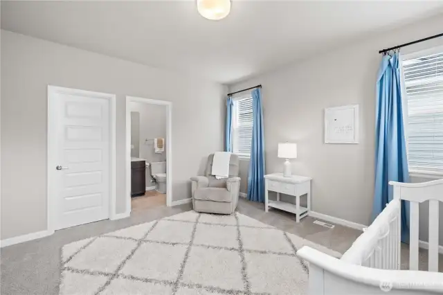Attached En-suite & Walk-in Closet