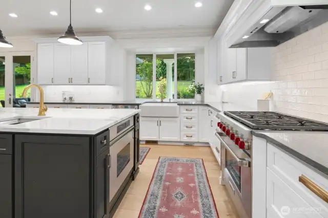 Wolf range oven combo with additional 2nd Dacor oven at your service.