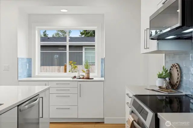 Another view taking in that bonus counter and cabinet area with the beautiful tile backsplash.