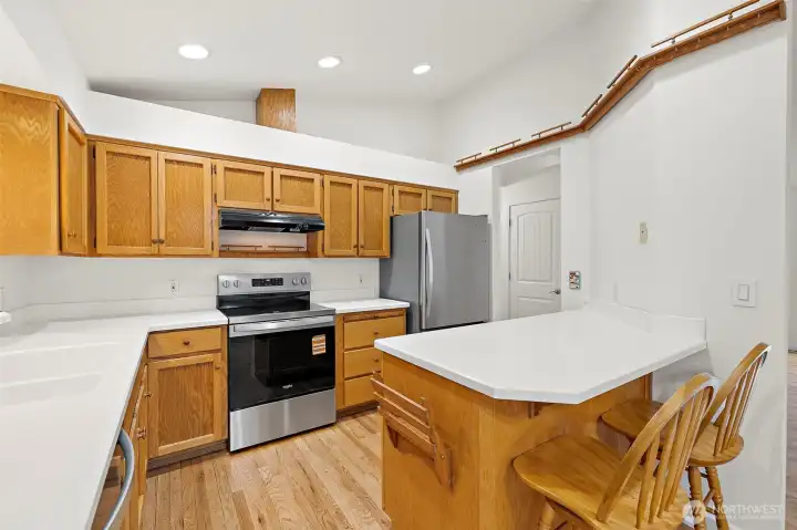Roomy kitchen w/brand new stove