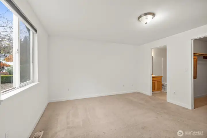 Primary bedroom w/full bath & walk in closet