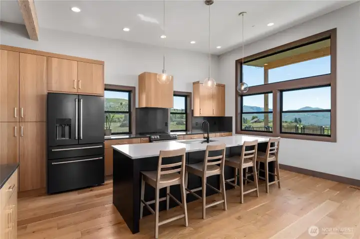 Large chef's kitchen with  walk in pantry!