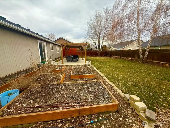 Garden space with sprinkler system