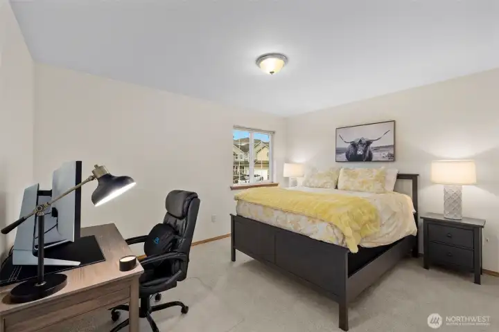 Ideal as a home office, creative studio, or additional bedroom, this space adapts beautifully to your lifestyle.