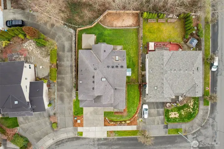 An overhead perspective highlights the home’s cul-de-sac positioning, spacious lot, and beautiful greenbelt backdrop.