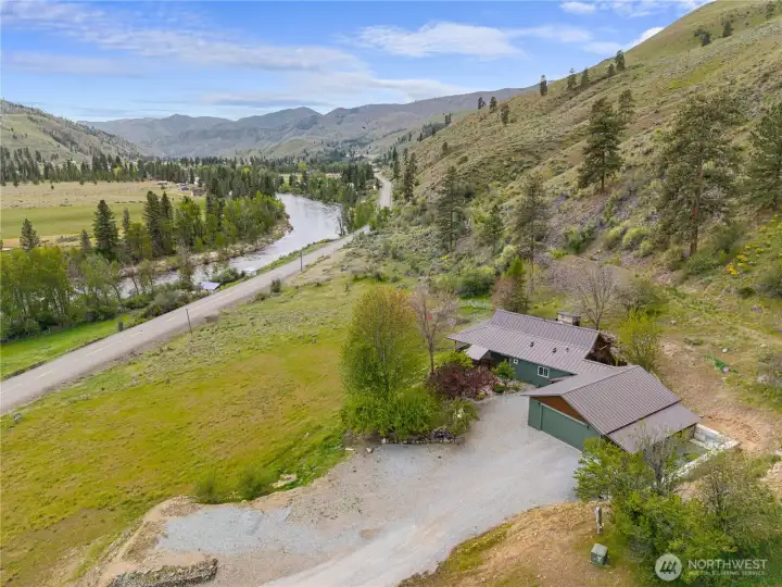 Set above the valley, the home enjoys beautiful views of the river, open landscape, and surrounding mountains