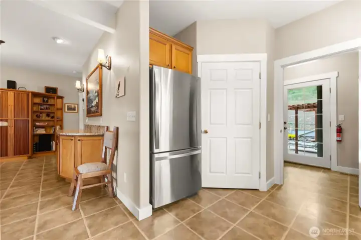 Kitchen with Walk-in pantry