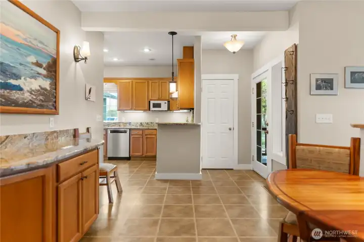Connecting dining and kitchen