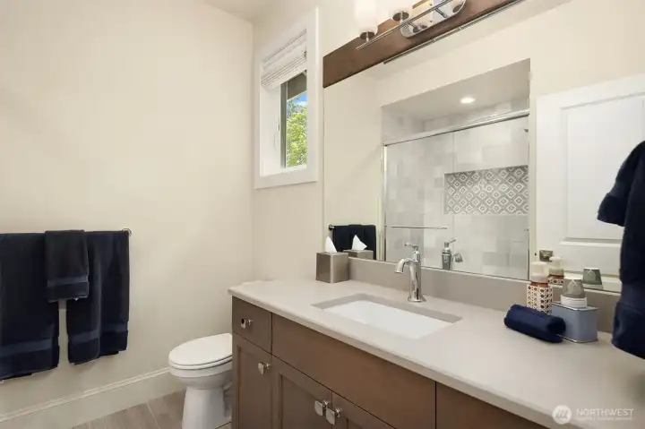 En-suite bath in the third upstairs bedroom.