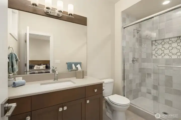 En-suite bathroom in the fourth bedroom.