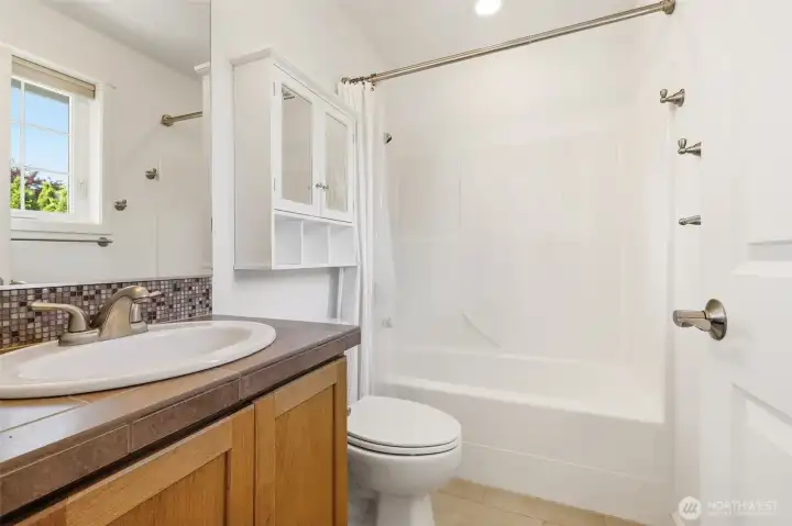 The 4th bedroom has its own rull bathroom.