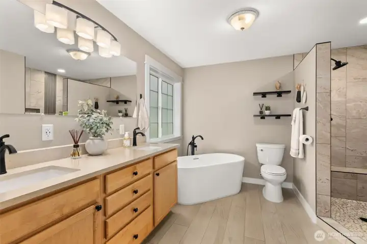 Primary 5 piece Bath ensuite. Primary 5 piece Bath ensuite.