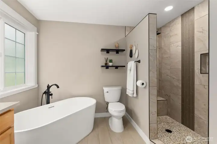 Primary 5 piece Bath ensuite. Primary 5 piece Bath ensuite.