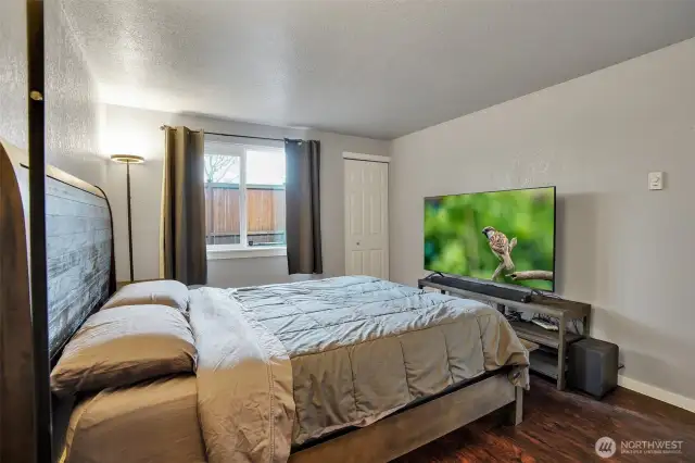 Neutral tones reflect the natural light.