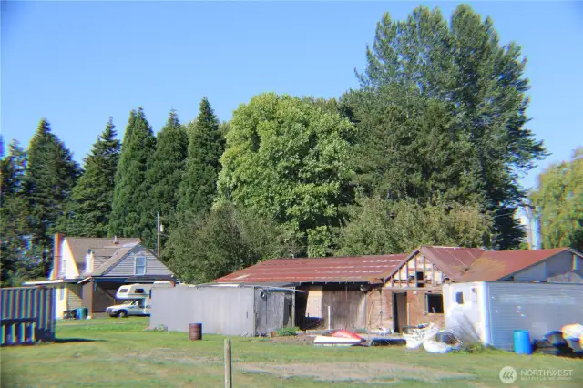 Large barn/shop with power
