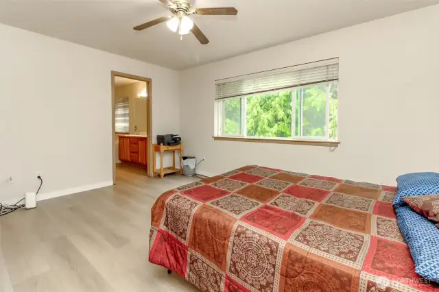 Spacious primary with walk in closet and 5 piece bath