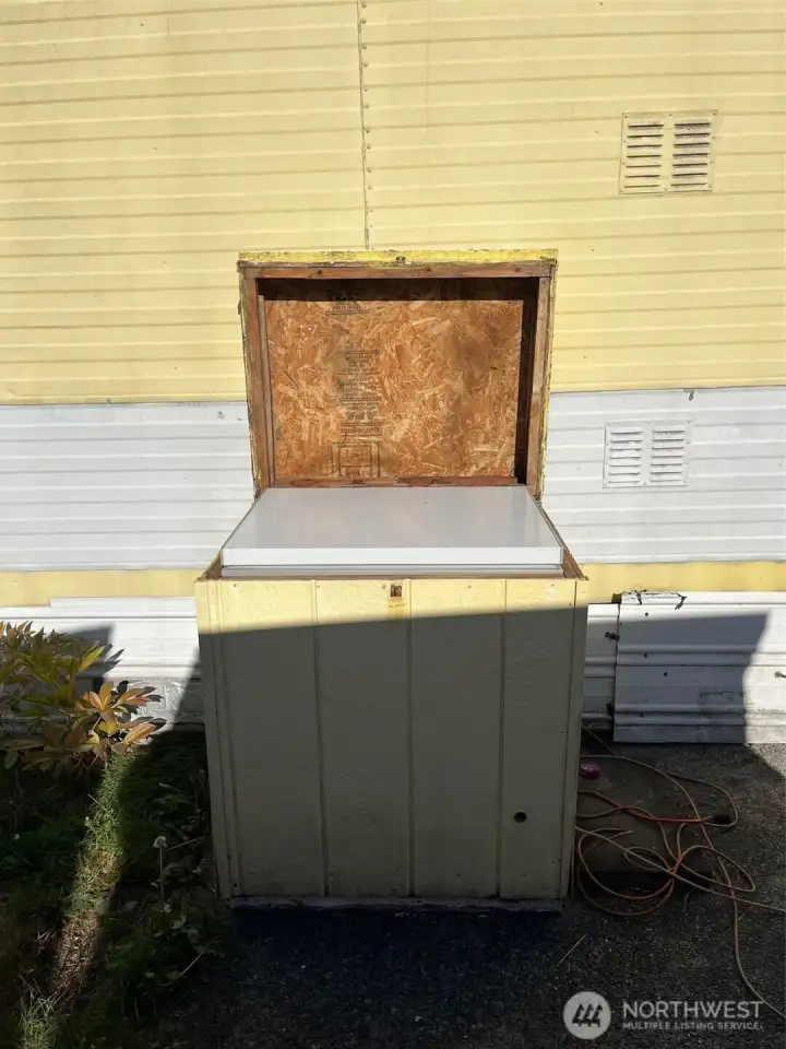 Box contains freezer that stays