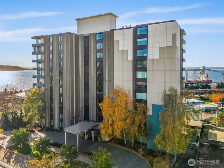 Harbor House is one of Lower Queen Anne’s classic “sit-on-the-water” condo buildings.