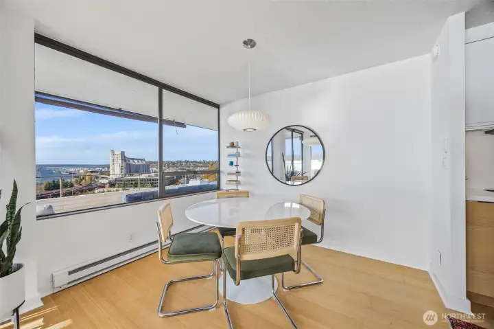 Dining room off kitchen with those expansive views and designer pendant lighting by Herman Miller Nelson gives that upscale, modern vibe.