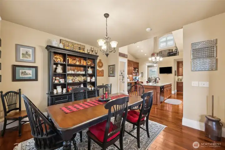 Large eating room off of the kitchen