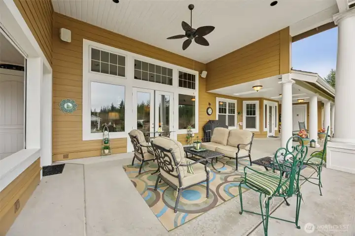 Covered huge  back patio