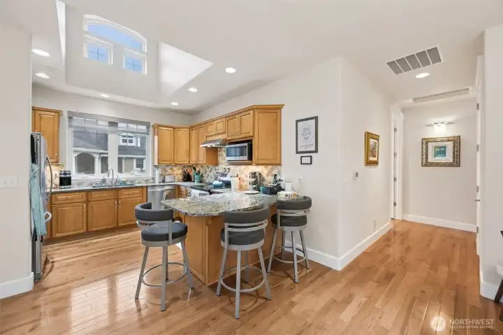 Kitchen with breakfast bar