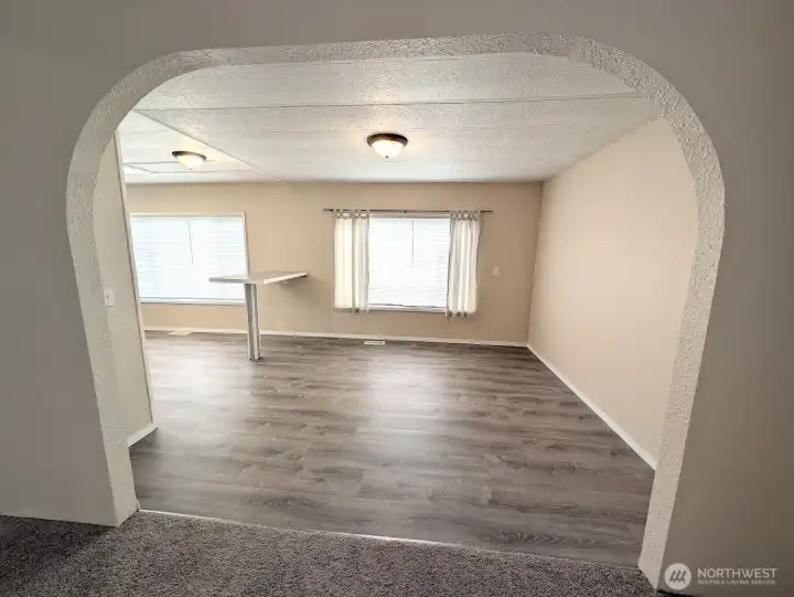 Arched doorway to dining room & kitchen.
