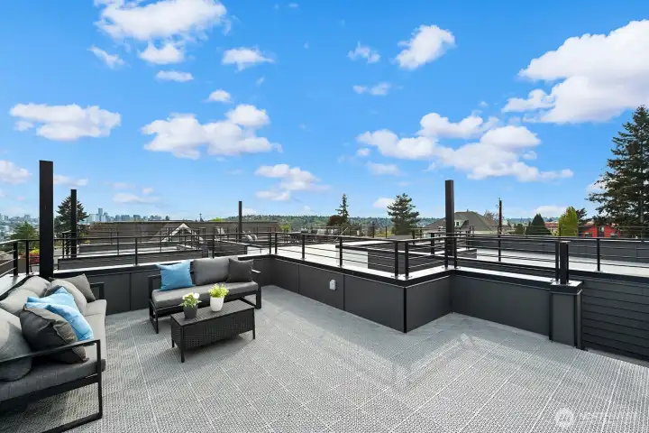 On a clear, this rooftop is hard to beat. Views of the Cascades, Olympics, Space Needle and peek-a-boo views of Lake Union and Lake Wa.