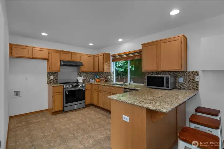 U shaped kitchen, water lines ready for a refrigerator w/ ice machine. U shaped kitchen, water lines ready for a refrigerator w/ ice machine.