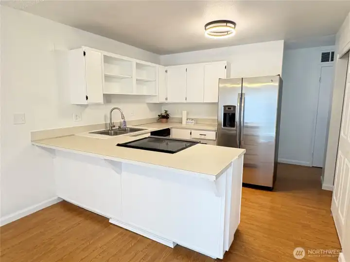 Kitchen w/ appliances included