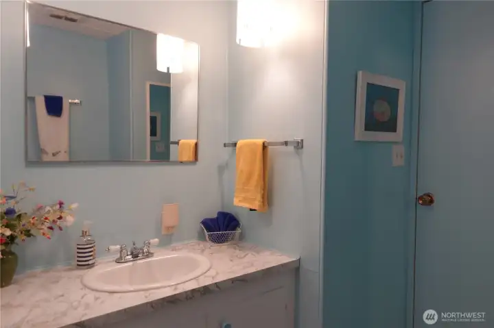 Main Bathroom Main Bathroom
