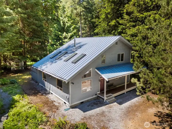 Welcome to this charming mountain cabin tucked into the evergreens, your Snowline retreat awaits.