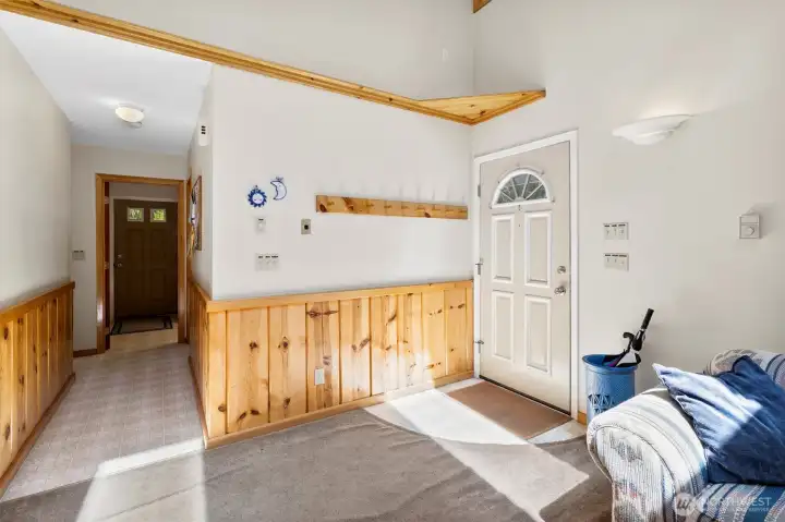 Entryway and bonus flex nook—great for gear drop or reading corner.