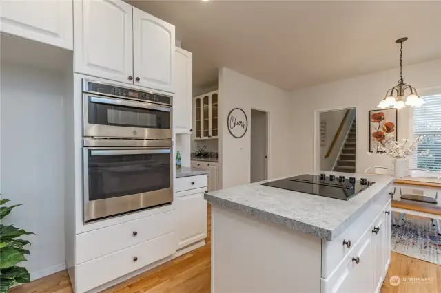 Stainless appliances and abundant storage