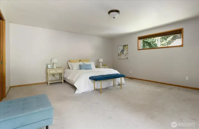 LOOK at the space of this wonderful room.