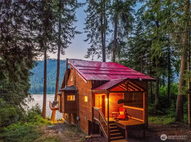 Twilight magic – the front view of this Alpine Lake Escape with Fish Lake as your stunning backdrop.