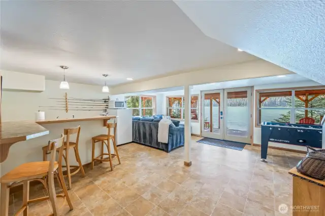 Fully equipped kitchenette with extra fridge and freezer, perfect for entertaining.