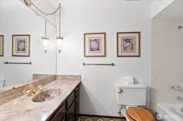 Upstairs hall full bath.