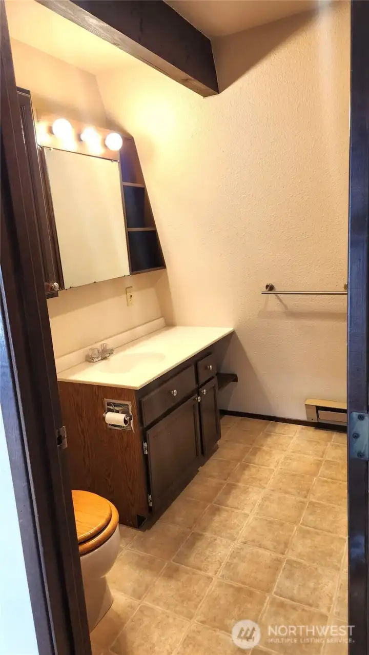 Main bath with tub/shower
