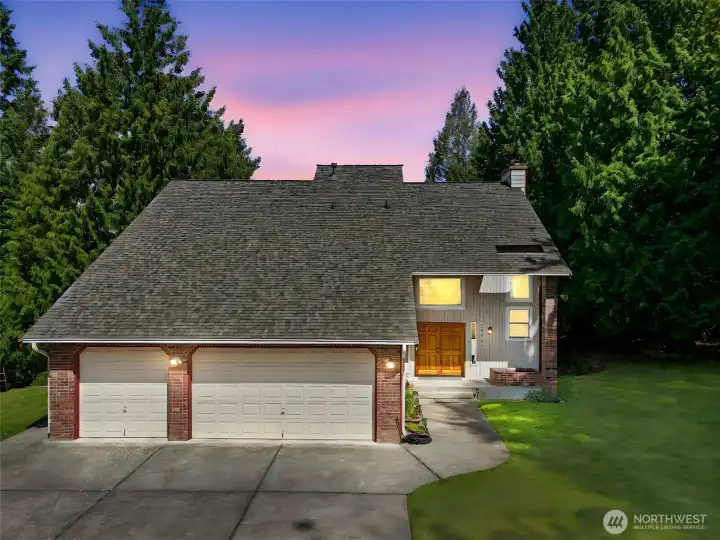 This home shines as a rare option for a very special way of life - it feels like you have escaped to the country and yet it is still so close to all the important things of our modern world