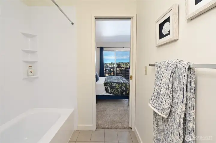 Separate tub/shower room