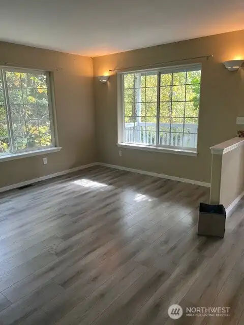 The living room, seen from another angle, offers a different perspective of the space. It's interesting to look at it from various viewpoints, as each angle reveals new details of the living room's layout and vibe.