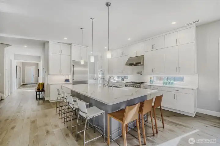 The expansive island features wrap-around seating for seven, ideal for cooking, casual dining, and effortless entertaining.