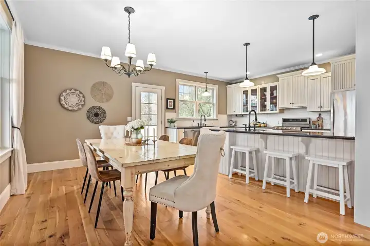 Stunning dining room an kitchen