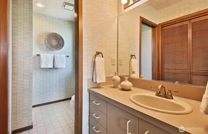 2nd Primary 3/4 bathroom