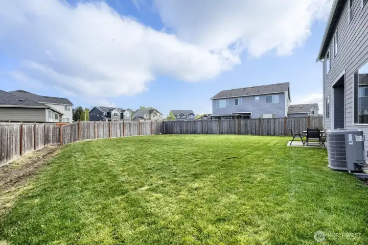 Oversized back yard waiting to be used!