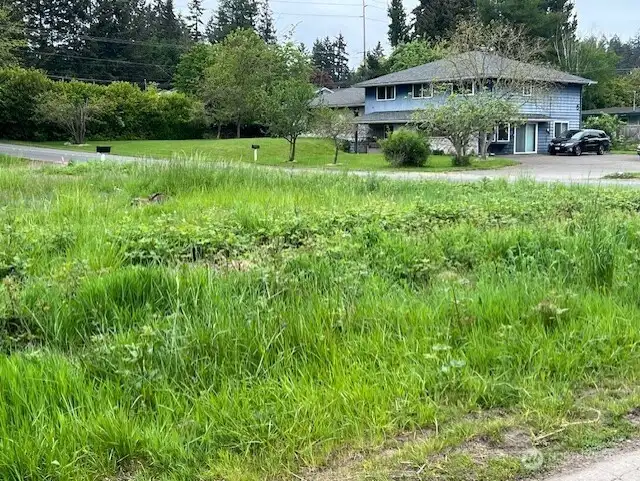 Level easy buildable lot with supportive value neighborhood to invest in a new hos development or duplexes.
