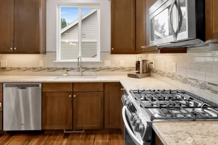 Granite counters, gas stove/oven, and abundant cabinetry